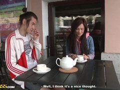 Brunetka, Lizanie, Połknąć