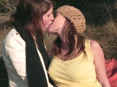 Amerikkalainen, Ruskeahiuksinen, Lesbo, Äiti jota haluaisin panna, Ulkona, Punapää, Strap on dildo, Lelut