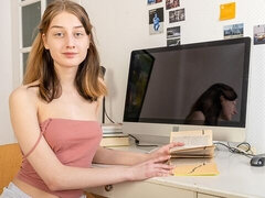 Amatööri, Ruskeahiuksinen, Itsetyydytys, Luonnolliset tissit, Lyhyt tukka, Laiha, Teini, Tissit