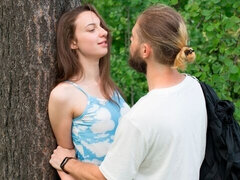 Sucer une bite, Brunette brune, En levrette, Seins naturels, De plein air, Maigrichonne, Adolescente, Nénés