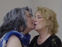 18 летние, Дилдо, Пальцем, Лесбиянка, Зрелые, Киски, Молоденькие, Втроем