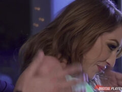 Cul, Sucer une bite, Brunette brune, Faciale, Léchez, Seins naturels, Cheveux courts, Tatouage