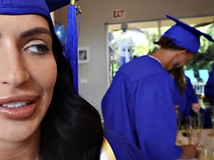 Grosse bite, Sucer une bite, Brunette brune, Collège université, Faciale, Hard, Interracial, Nénés