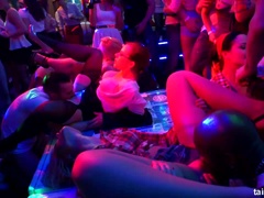 Grote mammen, Aangekleed, Handbeurt, Lesbisch, Orgie, Feest, Pornster, Nat