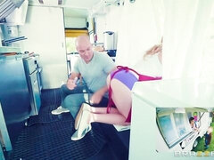 Tyłek, Blondynka, Samochód, Styl na pieska, Hardcore, Naturalne cycki, Na wolnym powietrzu, Cycki