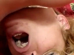 Grosse titten, Blondine, Blasen, Fingern, Tätowierung, Titten