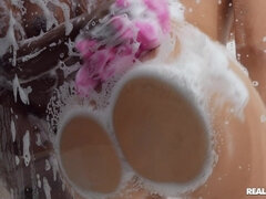 Gros cul, Gros seins, Gode, Interracial, Masturbation, Seins naturels, Gicler, Tatouage