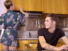 Blond, Hondjeshouding, Hd, Ondergoed, Rijpe lesbienne, Kort haar, Kousen, Tieten likken