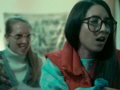 18 éves, Szőke, Gesztenyebarna, Ujjazás, Poharak, Leszbikus, Érett feleség, Természetes mellek