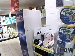 Une ado ne comprend pas pourquoi mais un agent de s�curit� la baise au poste de s�curit�