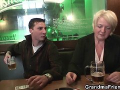 Grote kont, Grote mammen, Blond, Rondborstig, Omie, Rijpe lesbienne, Tiener, Trio