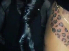 Enthousiasteling, Grote kont, Grote lul, Dominante vrouw, Latijnse vrouw, Moeder die ik wil neuken, Rijden, Tatoeage