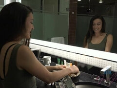 Alexa Raye doesn't mind taking a bath in front of you