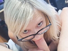 Velké péro, Blondýna, Kuřba, Oblečené, Brýle, Honění, Výprask, Masturbace