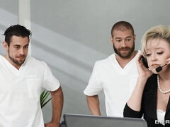 Stor stjärt, Stora tuttar, Blondin, Dubbelpenetrering, Klackar, Milf, Mmf man man kvinna, Tabu