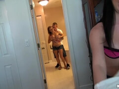 Stor rumpe, Kukk suging, Brunette, Gal, Bakfra, Fest, Fitte, Trekant