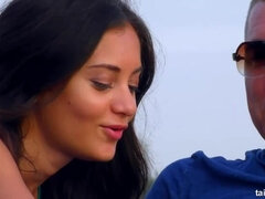 Stor kuk, Brunett, Långt ner i halsen, Fetisch, Handjobb, Hd, Utomhus, Kissar