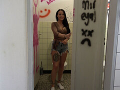 Amateur, Européenne, Doigter, Allemand, Masturbation, Public, Chatte, Toilettes