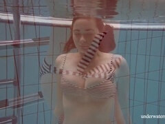 Brunette brune, De plein air, Piscine, Russe, Nénés, Sous marin