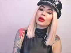 Fralda, Mulher dominante, Fetiche, Humilhação, Amante, Solo chão, Tatuagem, Banheiro