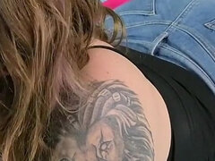 Ερασιτέχνης, Δονητής, Πορδή, Γυαλιά, Ώριμη γυναίκα, Μόνος, Τατουάζ