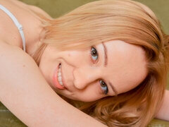 Amatør, Give finger, Onani, Lille kvinde, Røvhåret, Stripning, Teenager, Bryster