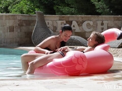 Morena, Bonitinhoa fofoa atraente, Namorada, Lésbica, Mamilos, Orgasmo, Calcinha, Piscina