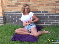 Peitos grandes, Masturbação, Mamãe, Xoxota, Seios flácidos, Raspar depilar, Solo chão, Despir