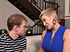 Gros seins, Sucer une bite, Femme couguar, Tir de sperme, Bâillonner, Mature, Mère que j'aimerais baiser, Suçant