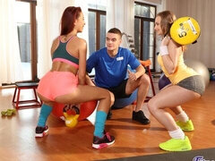 18 éves, Hatalmas hátsó, Tekintélyes didik, Cumizás, Kutya póz, Két nő, Vékony, Tini