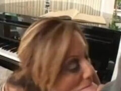 Culo grosso, Tette grandi, Bionda, Tettona, Pisello, Da dietro, Matura, Maestra