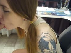 Enthousiasteling, Pijpbeurt, Sperma, Sperma in mond, Spel, Zuigen, Tatoeage, Tieten likken