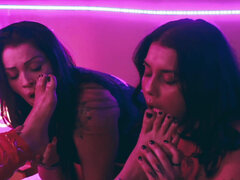 ぽっちゃり, ボンデージ, 茶髪の, 足フェチ, レズビアン, オマンコ, タトゥー, 三人