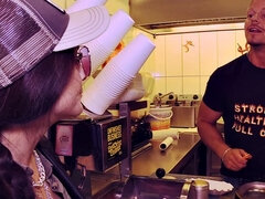 Anal, Mamada, Estilo perrito, Gafas, Cocina, Coleta, Público, Tetas