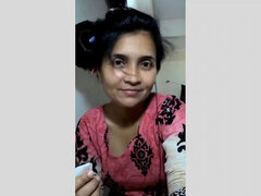 Hot Sexy Bhabhi Showing Her Body at Shower