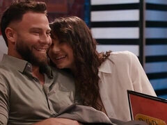 18 éves, Hatalmas hátsó, Monumentális dákó, Cumizás, Kutya póz, Természetes mellek, Tini, Begyek