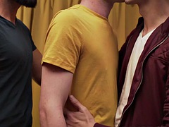 Gay dude penetrates nymphomaniac stud in threesome anal hole