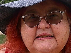 Testes gyönyörű hölgy, Kugár, Uralkodás, Domina szerep, Lábfej fétis, Érett koros, Vöröshajú, Dohányzás