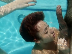 Bikini, Obciąganie, Brunetka, Latynoska, Naturalne cycki, Olej, Tatuaż, Trójkąt