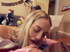 Gros cul, Blonde, Sucer une bite, Tir de sperme, En levrette, Hd, Rasée, Nénés