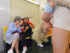 Iso kulli, Blondi, Luonnolliset tissit, Pienikokoinen, Piiskaava, Tatuointi, Teini, Tissit