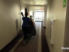 Schlampiges Zimmerservice Zimmermadchen wird von Hotelgast