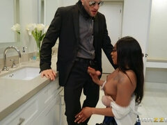 Lunettes, Talons, Seins naturels, Chatte, Jupe, Tatouage, Adolescente, Plan cul à trois