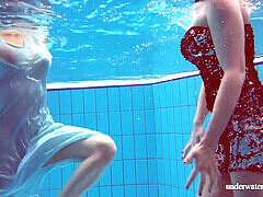 Fit ass, underwatershow, pool tits