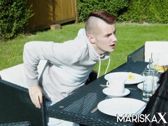 In den arsch, Grosse titten, Blasen, Kehlenfick, Doppelpenetration, Gruppe, Milf, Titten