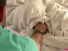 Sypialnia, Blondynka, Sperma, Styl na pieska, Rodzina, Masturbacja, Jazda konna, Krótkie włosy