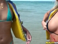 Tussi, Bikini, Blondine, Braunhaarige, Verrückt, Lesbisch, Tätowierung, Flotter dreier