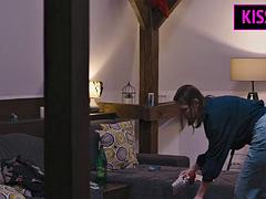 Grosse bite, Gros seins, Sucer une bite, Éjaculation interne, Tir de sperme, Domestique, Tatouage, Nénés