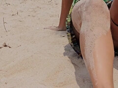 Strand, Blottande, Pov, Offentlig, Solo, Upskirt, Voyeur, Fru
