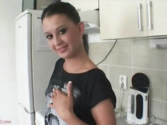Amatéri, Brunetka, Kuchyne, Prirodzené prsia, Vychudnutá, Sólo, Stripping, Teenka